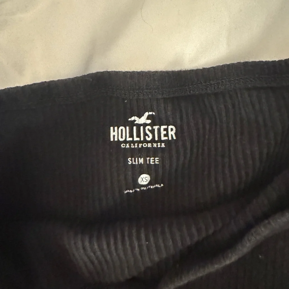 Hollister Slim Tee Black Off-Shoulder Top - Picture 2 of 2